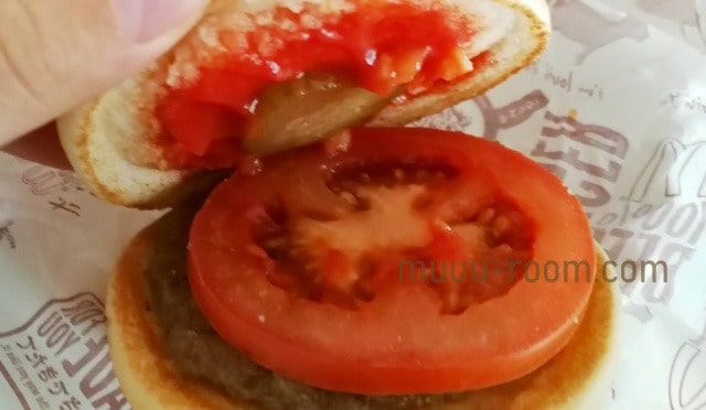 マクドナルドのハンバーガーにトマトをトッピング