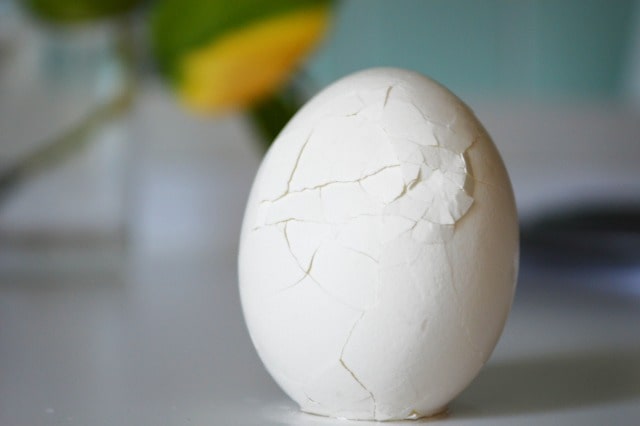 ゆで卵がひび割れる原因は？