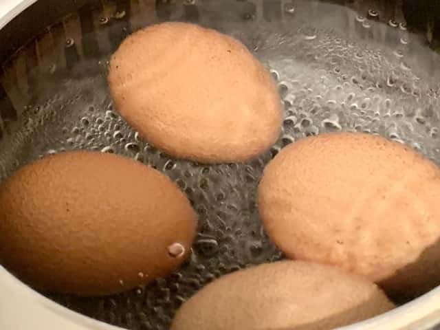 ゆで卵は水から茹でる