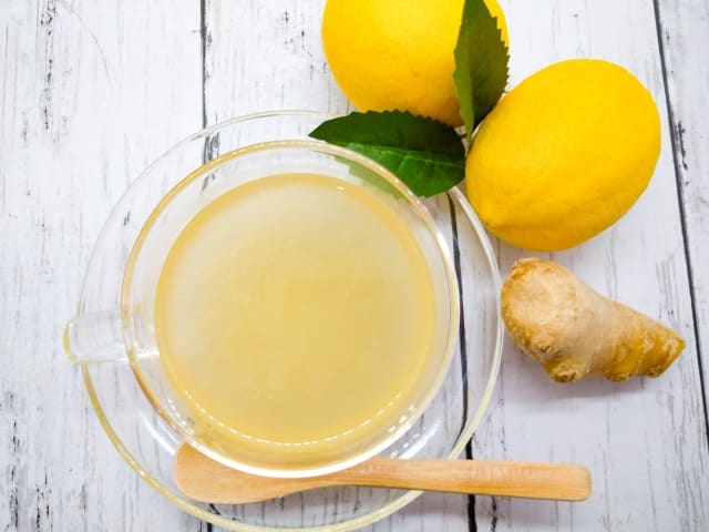 市販のバニラアイスアレンジ：レモン汁をかける
