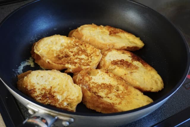 フレンチトーストを中まで焼く