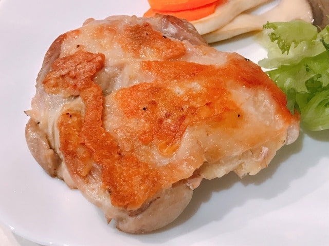 皮がカリカリのチキンステーキ