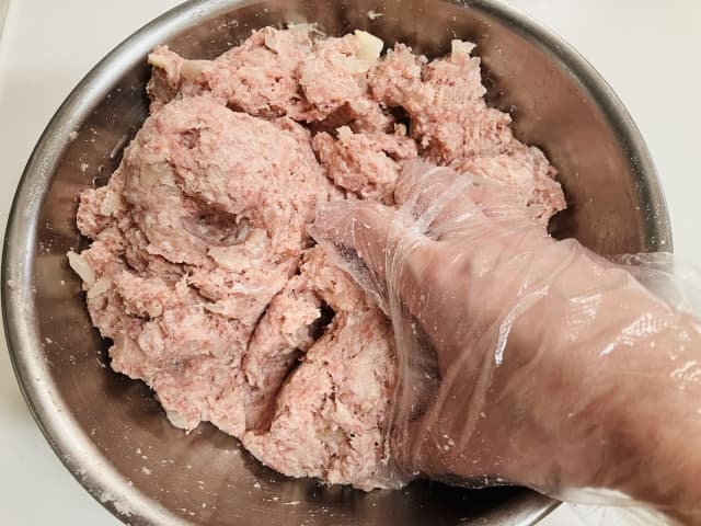 ひき肉をこねる