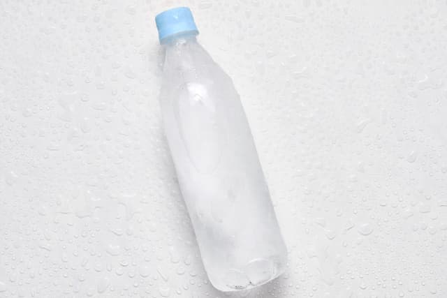 凍ったペットボトル